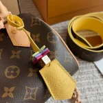 The new pillow bag perfectly showcases a fashionable, gorgeous, and charming vibe-box - Image 5