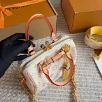 The new pillow bag perfectly showcases a fashionable, gorgeous, and charming vibe-box - Image 9