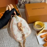 The new pillow bag perfectly showcases a fashionable, gorgeous, and charming vibe-box - Image 8