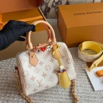 The new pillow bag perfectly showcases a fashionable, gorgeous, and charming vibe-box - Image 4