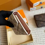 The white checkered coin purse from L is absolutely gorgeous-box - Image 10