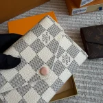 The white checkered coin purse from L is absolutely gorgeous-box - Image 9