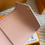 The white checkered coin purse from L is absolutely gorgeous-box - Image 6