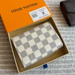 The white checkered coin purse from L is absolutely gorgeous-box - Image 4