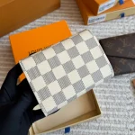 The white checkered coin purse from L is absolutely gorgeous-box - Image 3