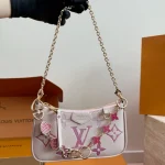 Pink gradient easy pouch chain bag. This sweet pastel pink is absolutely giving major girly vibes~ box