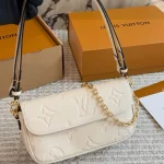 Mahjong bag with a double chain design. Can be worn crossbody, on the shoulder, or carried by hand-box
