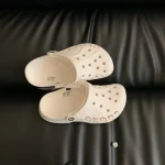 The upper features a special pattern, and the cut-out logo on the side is a brilliant design - Image 12