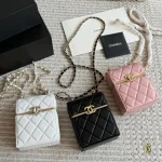 The 3D structured box shape holds its form perfectly. It's delicate, compact, and super chic-box