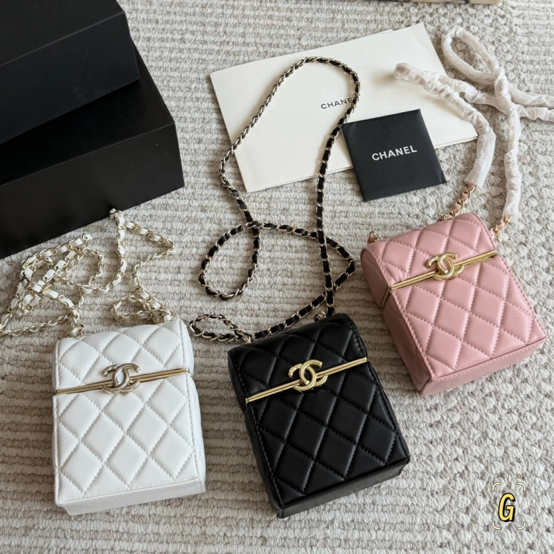 13428472339405200 The 3D structured box shape holds its form perfectly. It's delicate, compact, and super chic-box - Image 1