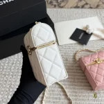 The 3D structured box shape holds its form perfectly. It's delicate, compact, and super chic-box - Image 9