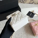 The 3D structured box shape holds its form perfectly. It's delicate, compact, and super chic-box - Image 8