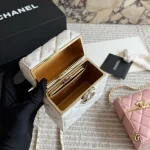 The 3D structured box shape holds its form perfectly. It's delicate, compact, and super chic-box - Image 7