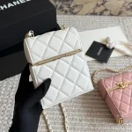 The 3D structured box shape holds its form perfectly. It's delicate, compact, and super chic-box - Image 5