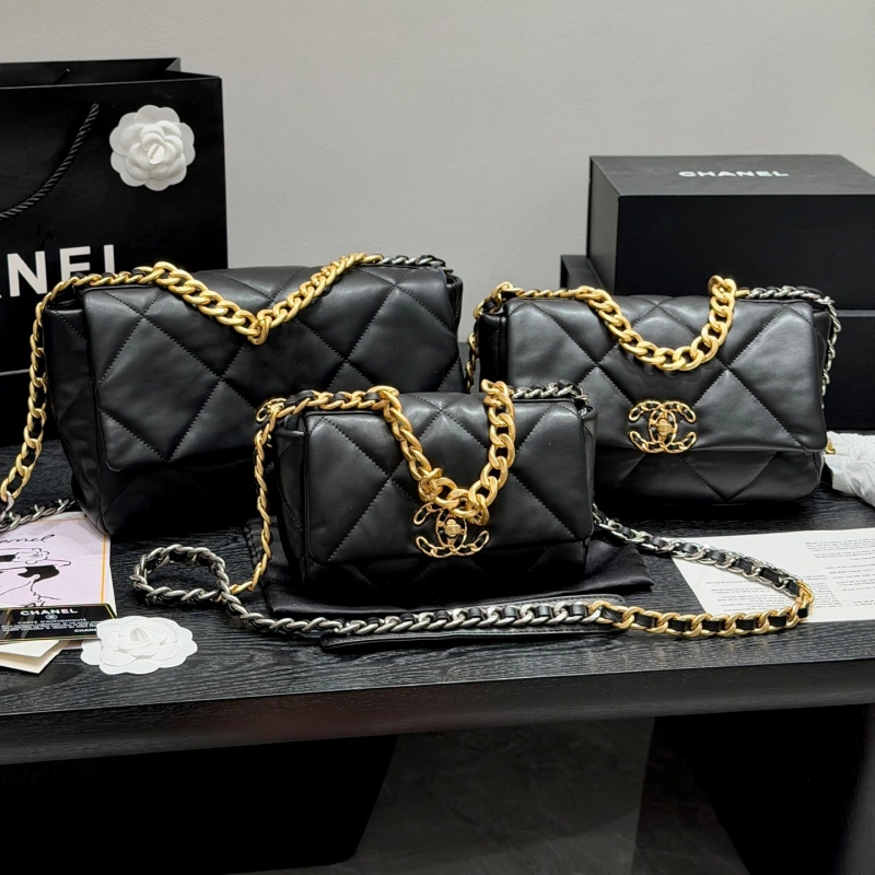 13428488327234200 A versatile 3-in-1 bag that can be worn as a crossbody, on the shoulder, or carried by hand-box - Image 1