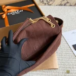 Quilted chain shoulder bag with a delicate suede finish and flawless diamond stitching-box - Image 6