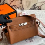 This Hermès Kelly messenger bag is made of genuine leather and has such a unique vibe with a premium feel-box