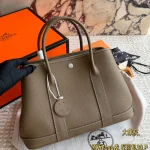 Garden Bag in premium Togo cowhide, incredibly soft to the touch. Features steel hardware, hand-stitched wrist strap, and authentic original lining-box - Image 4