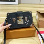 Y2K girls, look here! This hard box bag is totally your vibe-box