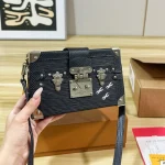 Y2K girls, look here! This hard box bag is totally your vibe-box - Image 7