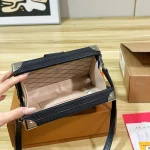 Y2K girls, look here! This hard box bag is totally your vibe-box - Image 4
