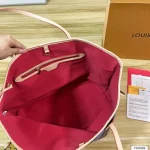 A versatile tote bag, perfect for shopping or weekend getaways-no box - Image 4