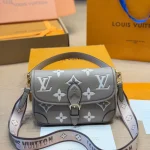 Vintage-inspired baguette bag that’s both stylish and comfy. Comes with dual straps, so you can wear it as a handbag, underarm bag, shoulder bag, or crossbody-box - Image 3
