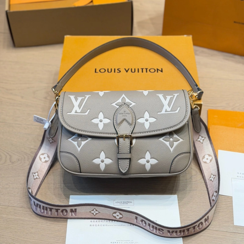 13429074210217600 Vintage-inspired baguette bag that’s both stylish and comfy. Comes with dual straps, so you can wear it as a handbag, underarm bag, shoulder bag, or crossbody-box - Image 1