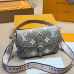 Vintage-inspired baguette bag that’s both stylish and comfy. Comes with dual straps, so you can wear it as a handbag, underarm bag, shoulder bag, or crossbody-box - Image 10