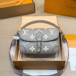Vintage-inspired baguette bag that’s both stylish and comfy. Comes with dual straps, so you can wear it as a handbag, underarm bag, shoulder bag, or crossbody-box - Image 8