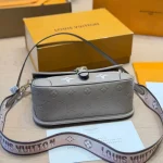 Vintage-inspired baguette bag that’s both stylish and comfy. Comes with dual straps, so you can wear it as a handbag, underarm bag, shoulder bag, or crossbody-box - Image 6