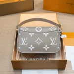 Vintage-inspired baguette bag that’s both stylish and comfy. Comes with dual straps, so you can wear it as a handbag, underarm bag, shoulder bag, or crossbody-box - Image 5