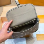 Vintage-inspired baguette bag that’s both stylish and comfy. Comes with dual straps, so you can wear it as a handbag, underarm bag, shoulder bag, or crossbody-box - Image 4