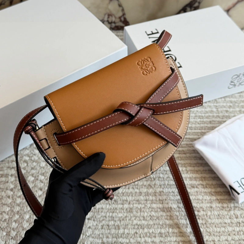 13429421754294600 Can be worn as a chest bag or a crossbody! The cowhide leather feels absolutely amazing. The leather quality is just top-notch! Saddle bag-box - Image 1