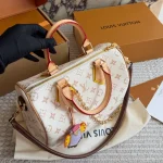 Featuring our iconic pillow bag silhouette, paired with a fun limited-edition charm-box - Image 10