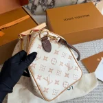 Featuring our iconic pillow bag silhouette, paired with a fun limited-edition charm-box - Image 9