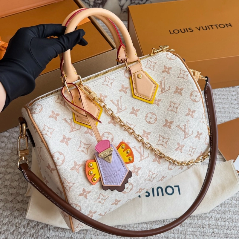 13429770839283600 Featuring our iconic pillow bag silhouette, paired with a fun limited-edition charm-box - Image 1