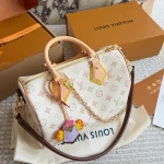Featuring our iconic pillow bag silhouette, paired with a fun limited-edition charm-box - Image 7