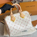 Featuring our iconic pillow bag silhouette, paired with a fun limited-edition charm-box - Image 6