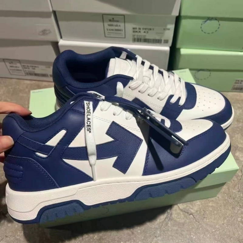 53b2b5f914a4a781635c43937faa9f7e New-style sneakers with trendy colorways-box - Image 1