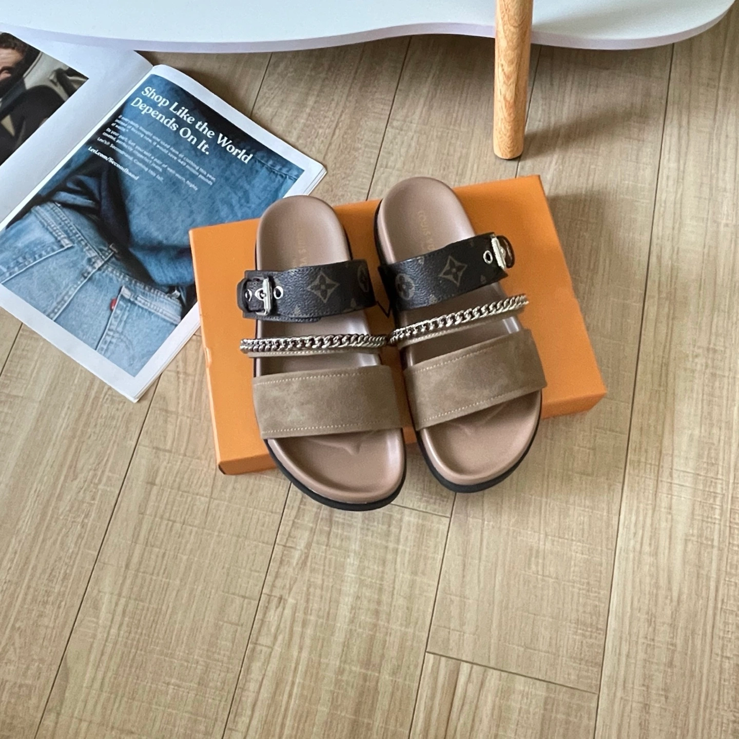 7d5fd15bde120b04b6a054199b5d9ac4 Chain Slide Sandals / Slippers-box - Image 1