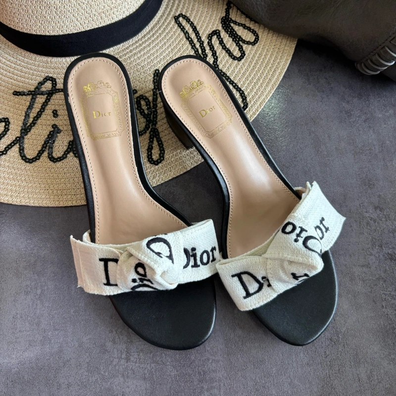 8221625af8429815ad0a7405e7d01311 Stylish Chunky Heel Slippers: Close-up Detail Shots-box - Image 1