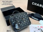 Chanel caviar cosmetic bag， comes with a case - Image 3