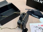 Chanel caviar cosmetic bag， comes with a case - Image 11