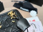 Chanel caviar cosmetic bag， comes with a case - Image 10
