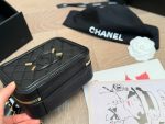 Chanel caviar cosmetic bag， comes with a case - Image 9