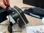 Chanel caviar cosmetic bag， comes with a case - Image 12