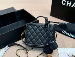 Chanel caviar cosmetic bag， comes with a case - Image 8