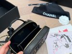 Chanel caviar cosmetic bag， comes with a case - Image 7
