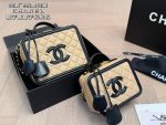 Chanel caviar cosmetic bag， comes with a case - Image 2